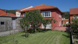 a house with a yard in front of it at Casa de Lolo en Lariño cerca de la playa in San Mamede de Carnota