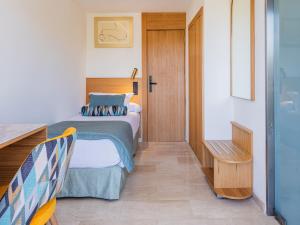 Postel nebo postele na pokoji v ubytování Grupotel Playa Camp de Mar - Adults Only
