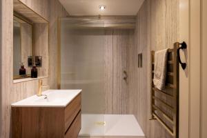 Koupelna v ubytování Stable Cottage Chatsworth Estate + 29 fotografií