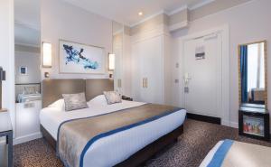 فندق دو بوا شانزليزيه في باريس: غرفه فندقيه سرير وتلفزيون