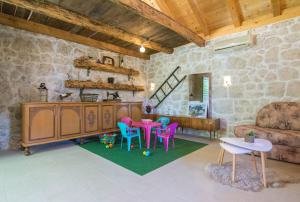 Køkken eller tekøkken på Villa Milena with heated pool and jacuzzi