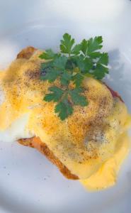 Un pollo frito con perejil en un plato blanco en Amala villas, en Arusha