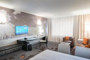MASEVEN Stuttgart SI Centrum ehem SI-SUITES的电视和/或娱乐中心
