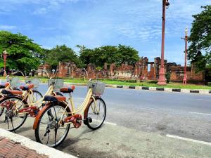 Jízda na kole v ubytování One Dhatu Ayutthaya Premium Homestay nebo okolí