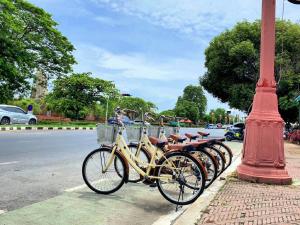 Jízda na kole v ubytování One Dhatu Ayutthaya Premium Homestay nebo okolí