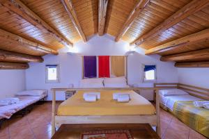 una habitación con dos camas en una habitación con techos de madera en Casa Querencia rooms, en Palermo