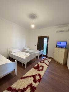 Postel nebo postele na pokoji v ubytování Berat Entryway