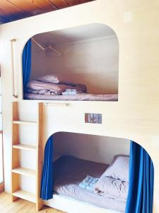 Postel nebo postele na pokoji v ubytování Roost Hostel Nikko