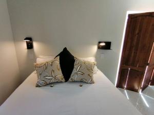 En eller flere senge i et værelse på Melkbos Sea Spray Studio Apartment