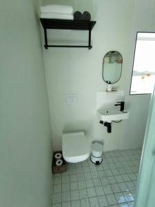 Et badeværelse på Melkbos Sea Spray Studio Apartment + 15 billeder