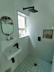 Et badeværelse på Melkbos Sea Spray Studio Apartment