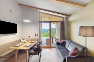 Televisyen dan/atau pusat hiburan di Oberplunerhof Luxury Chalet Skyline