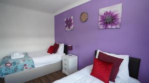 Ένα ή περισσότερα κρεβάτια σε δωμάτιο στο 59A Comfortable 3 Bedroom Home, Sleeps 6 By Easy 2 Manage