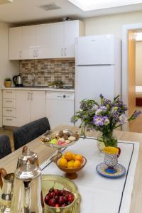 A kitchen or kitchenette at Cheya Sisli BNB Medical & Business City Center Tesvikiye Suites and Apartments