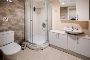 A bathroom at Cheya Sisli BNB Medical & Business City Center Tesvikiye Suites and Apartments