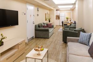 A television and/or entertainment centre at Cheya Sisli BNB Medical & Business City Center Tesvikiye Suites and Apartments