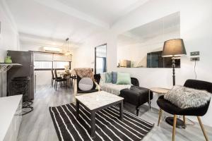 a living room with a couch and a table at Spacious 4BR Family Chatuchak Market 12 sleeps in Bang Su