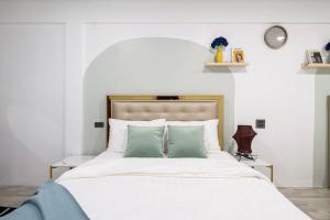 a bedroom with a large white bed with green pillows at Spacious 4BR Family Chatuchak Market 12 sleeps in Bang Su