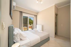 Posteľ alebo postele v izbe v ubytovaní Dendra Apartments at Skala