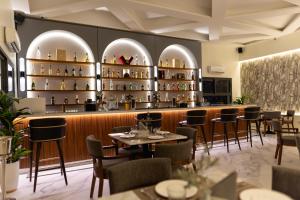 ein Restaurant mit Tischen und Stühlen und einer Bar in der Unterkunft Lux Inn Hotel in Kinshasa