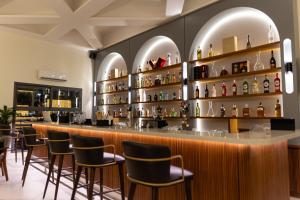 キンシャサにあるLux Inn Hotelの椅子付きのレストランのバー