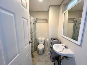 Afbeelding uit fotogalerij van Near Mactan Airport Condo by Isla Stays in Pusok