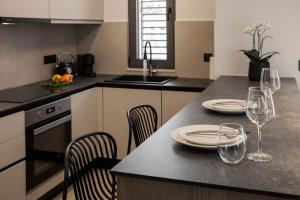 Kuchyň nebo kuchyňský kout v ubytování Chania Elegance Suites