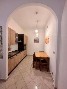 Una cocina con una mesa y un comedor. en Alloggio Vacanze Caieta, en Gaeta
