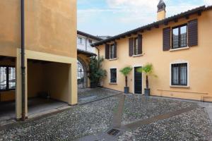 an empty courtyard of a building with palm trees at Cosy renovated flat in the center in Padenghe sul Garda
