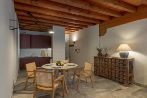 a kitchen and dining room with a table and chairs at Cosy renovated flat in the center in Padenghe sul Garda
