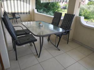 une table en verre et des chaises sur un balcon dans l'établissement Rezidence Palma 2, à Poreč 12 autres photos