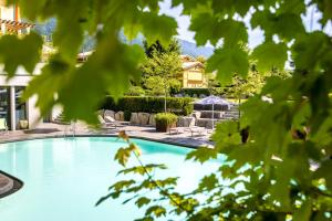 a swimming pool in a house with green leaves at Garden Relais in Borso del Grappa
