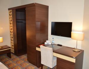 Telewizja i/lub zestaw kina domowego w obiekcie Hotel Via Baltica
