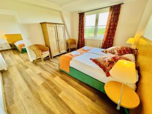 Landhaus Immenbarg, Dünenblick في فارنمونده: غرفة فندق بها سرير ونافذة