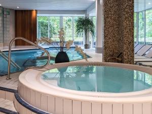 Bazén v ubytování Hotel Restaurant & Spa Verte Vallée nebo v jeho okolí