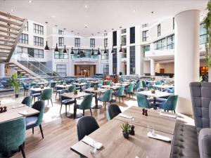 a view of the restaurant with tables and chairs at Sofitel London Gatwick in Horley