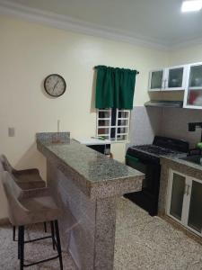 Η κουζίνα ή μικρή κουζίνα στο Condominio Leticia 1