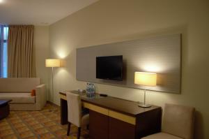 Telewizja i/lub zestaw kina domowego w obiekcie Hotel Via Baltica