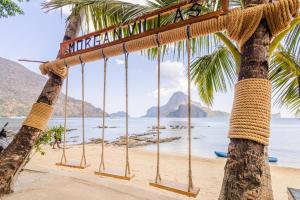 amaca su una spiaggia con palme di Morgan Villas a El Nido Altre 37 foto