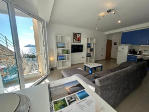 TV a/nebo společenská místnost v ubytování Golden apartment 1
