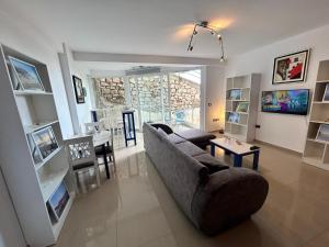 TV a/nebo společenská místnost v ubytování Golden apartment 1