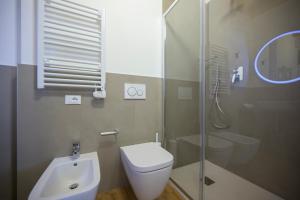 马内尔巴Appartamenti La Còrt - Number 4的浴室配有马桶和玻璃淋浴房 更多10张照片