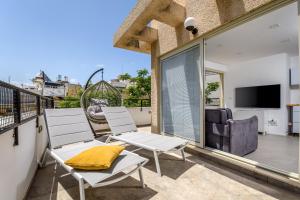 New Gordon Beach 1BR with terace