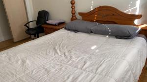 Postel nebo postele na pokoji v ubytování Private Rooms, Free Parking, Full Kitchen, Best Prices in Town- York University Heights