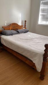 Postel nebo postele na pokoji v ubytování Private Rooms, Free Parking, Full Kitchen, Best Prices in Town- York University Heights