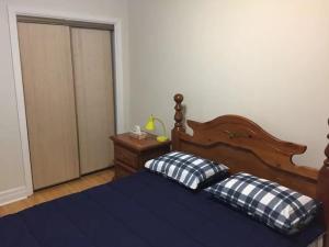 Postel nebo postele na pokoji v ubytování Private Rooms, Free Parking, Full Kitchen, Best Prices in Town- York University Heights