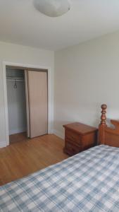 Postel nebo postele na pokoji v ubytování Private Rooms, Free Parking, Full Kitchen, Best Prices in Town- York University Heights