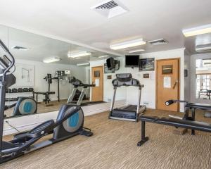 Fitness centrum a/nebo fitness zařízení v ubytování Clarion Inn Near China Lake Naval Station