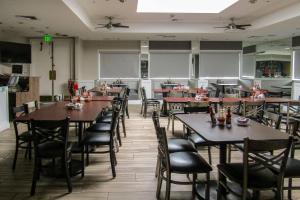 Restaurace v ubytování Clarion Inn Near China Lake Naval Station