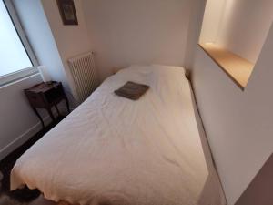- une petite chambre avec un lit blanc dans l'établissement Saint-Jean de Luz, centre historique, apt 4 pièces - 6 couchages, à Sainte-Barbe
